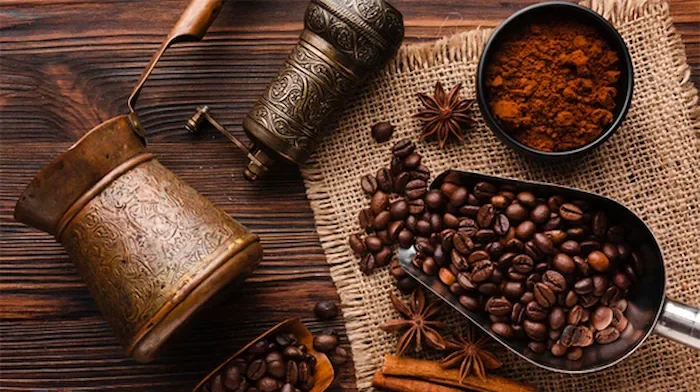 دانه ها و پودر قهوه به همراه دارچین بر روی میز 665656565