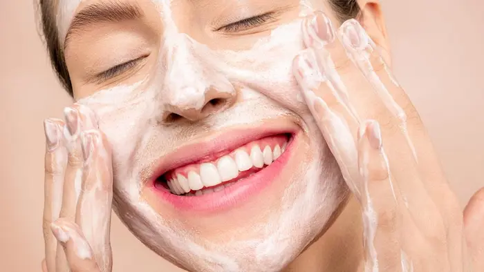 شستن صورت با شوینده ملایم 654764210