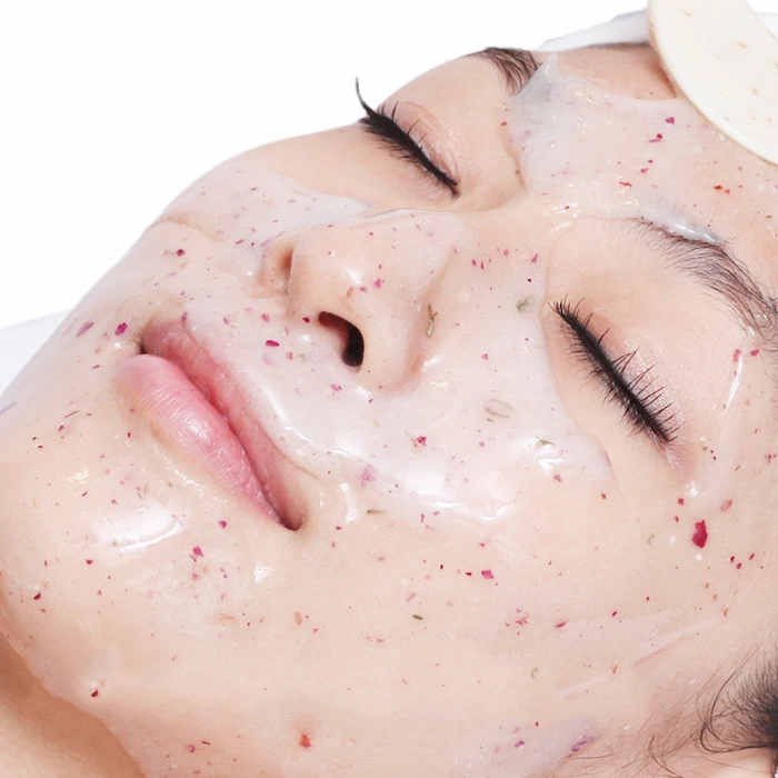 ماسک هیدروژلی بر روی پوست یک خانم آسیایی 65555