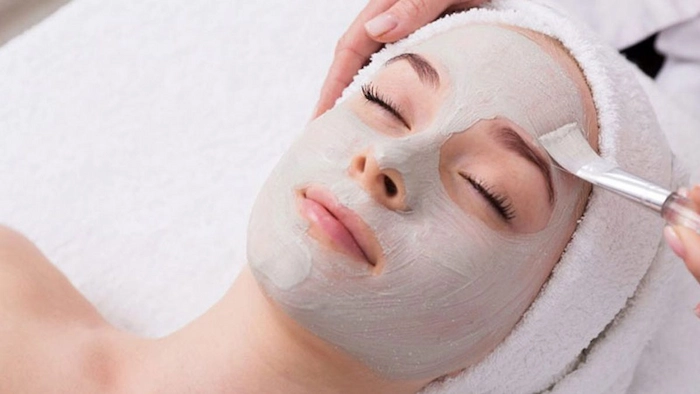 انجام عمل فیشیال به روی پوست صورت 56566