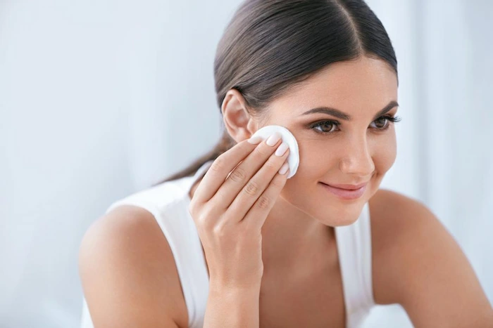 مالیدن تونر پوست چرب روی پوست برای پاکسازی پوست 6464510