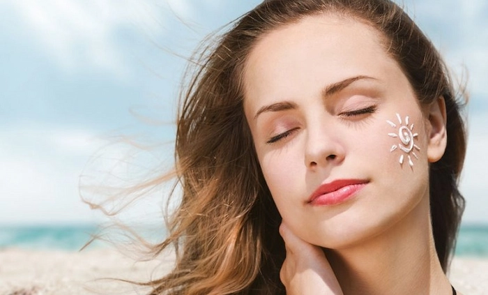 ضد آفتاب بی رنگ به روی پوست 657768