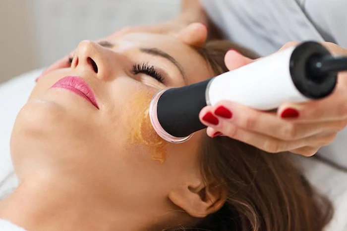 ماساژ صورت با پلاژن‌ تراپی 544654510