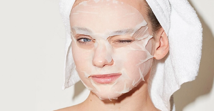 ماسک ورقه ای گذاشته شده روی صورت خانم 46849