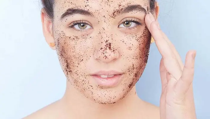 استفاده از اسکراب قهوه برای رفع تیرگی صورت 65465564120