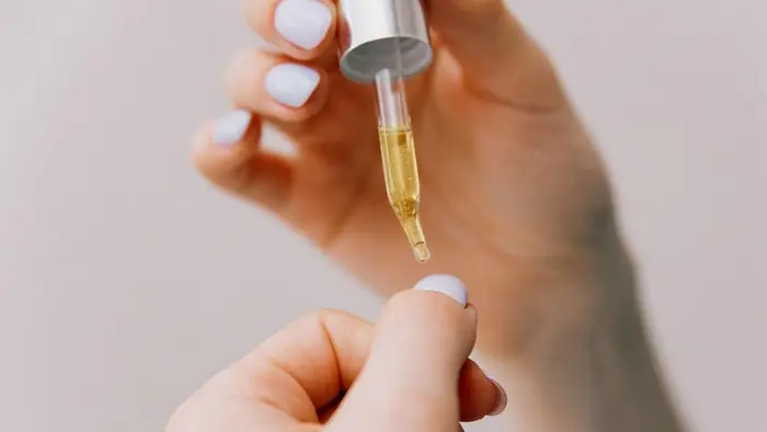روغن زدن روی ناخن لاک زده یاسی برای تقویت ناخن 58548