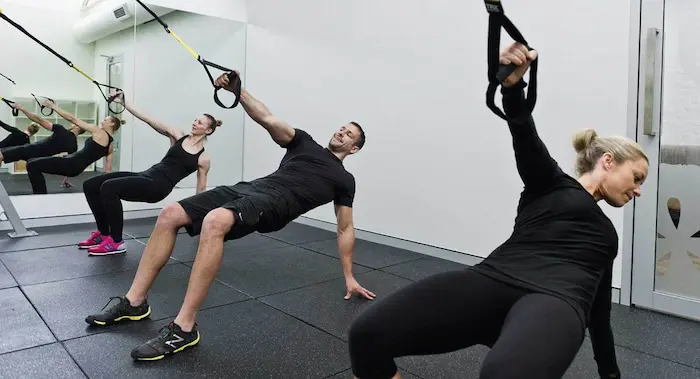 انجام دادن گروهی ورزش TRX56454353453