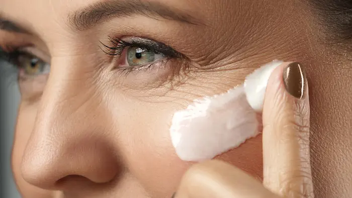 زدن کرم رتینول روی پوست دارای چین وچروک 5645643
