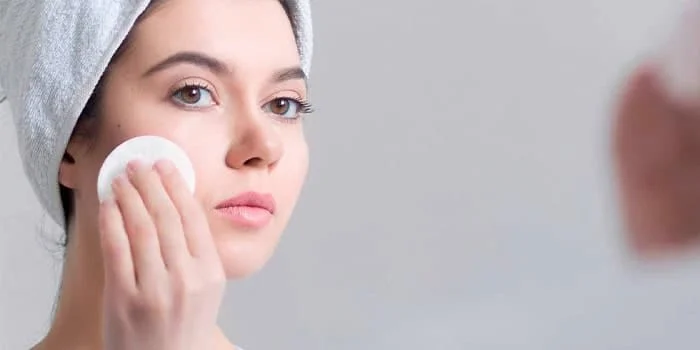 پاک کردن چربی اضافه با پد و تونر 6548564510