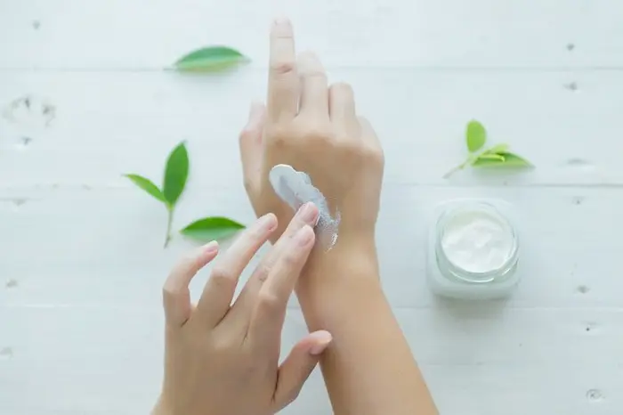 استفاده از کرم مرطوب کننده روی دست 5445343و تفاوت آبرسان و مرطوب‌کننده