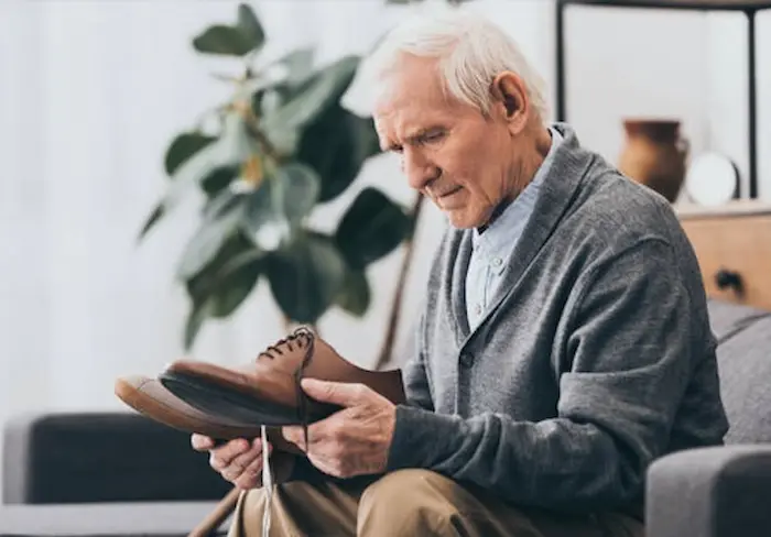 پیرمرد در حال انتخاب کفش مناسب خود 43534543