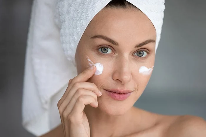 آبرسانی پوست قبل از آرایش 364564120