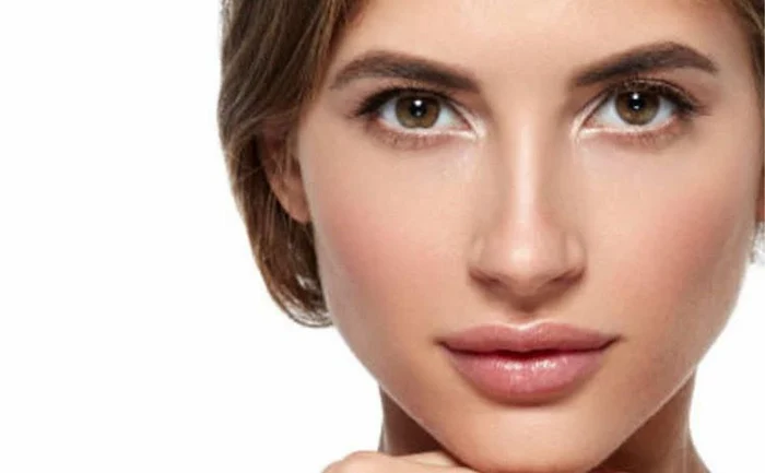 شفافیت میکاپ با کرم آبرسان قبل از آرایش 465465812