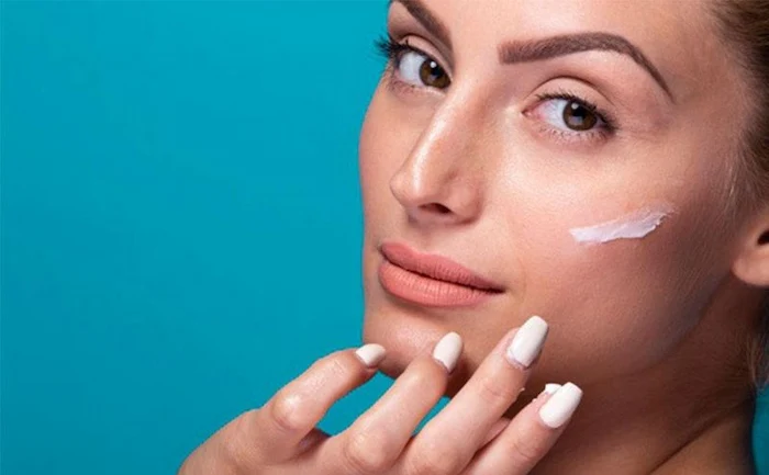 استفاده از کرم آبرسان قبل از آرایش 35456461