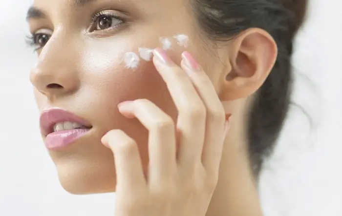 استفاده از محصولات پوستی و شفافیت صورت خانم ها 65675656565