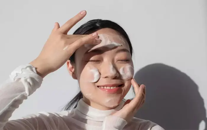 استفاده از کرم و آبرسان ضدپیری برای پوست 6574545