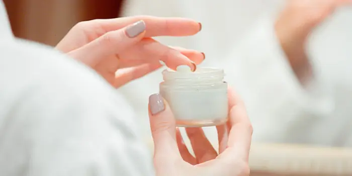 استفاده از کرم روشن کننده برای شفافیت پوست و بدن 65465634534