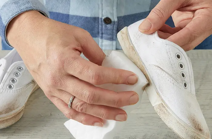 تمیز کردن کتونی سفید با دستمال مرطوب 543534534