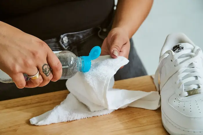 تمیزکردن کتونی سفید با مایع 45345433