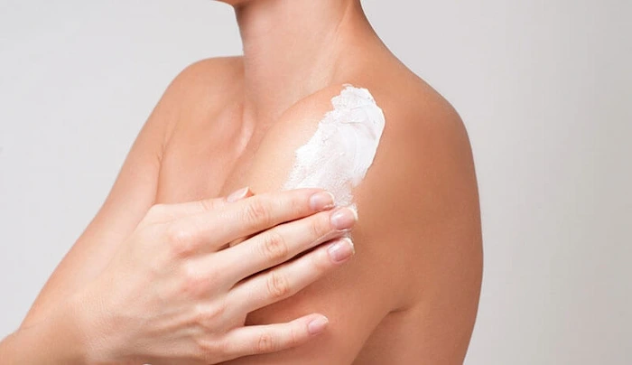 استفاده از لوسیون بدن برای خشکی پوست بعد از لیزر 46547412