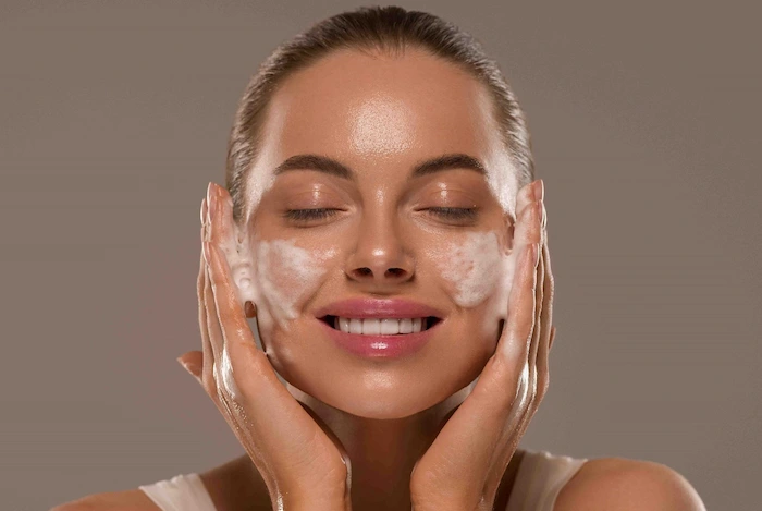 کنترل چربی پوست با شوینده مناسب 256497