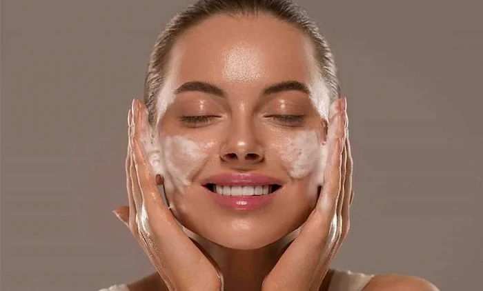 شستن صورت با شوینده در روتین پوستی شبانه 65456471