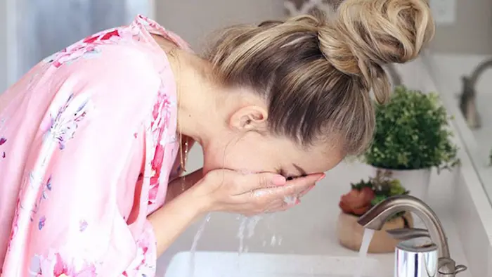 شستشوی صبحگاهی پوست با آب 654658432