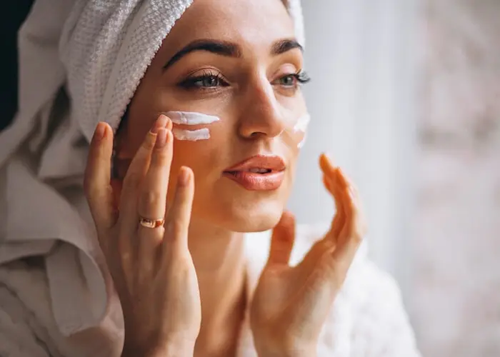 استفاده از ضدآفتاب و شستشو مداوم صورت برای رفع چربی پوست 5654654434