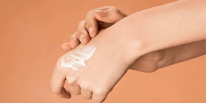 تست لوسیون بدن روی پوست دست 6545645140