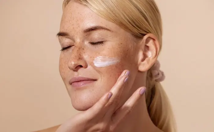 آبرسانی پوست با کرم مرطوب کننده 54564120