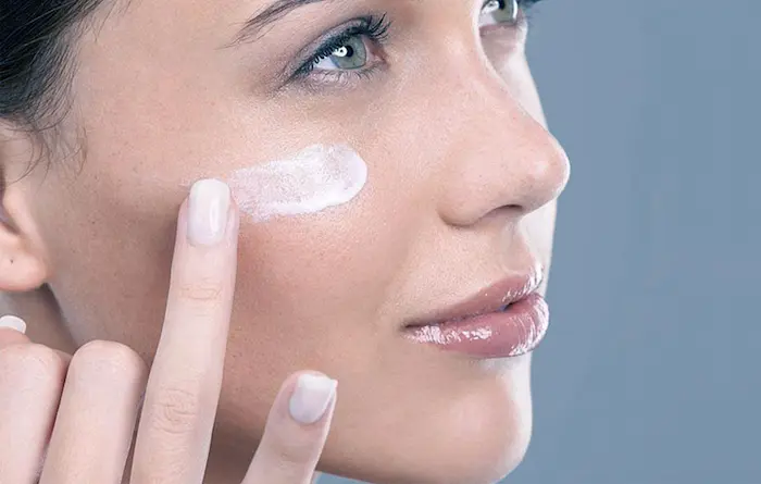 استفاده از کرم سفید کننده روی پوست 45435454