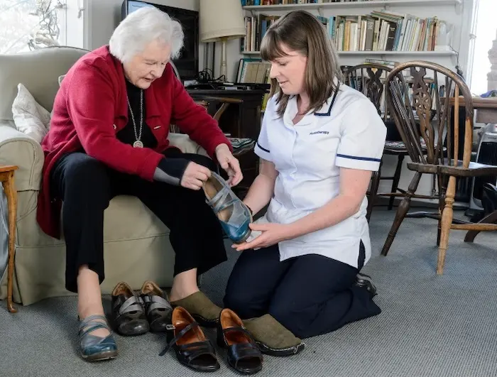 راهنمایی انتخاب کفش مناسب سالمندان 56546546