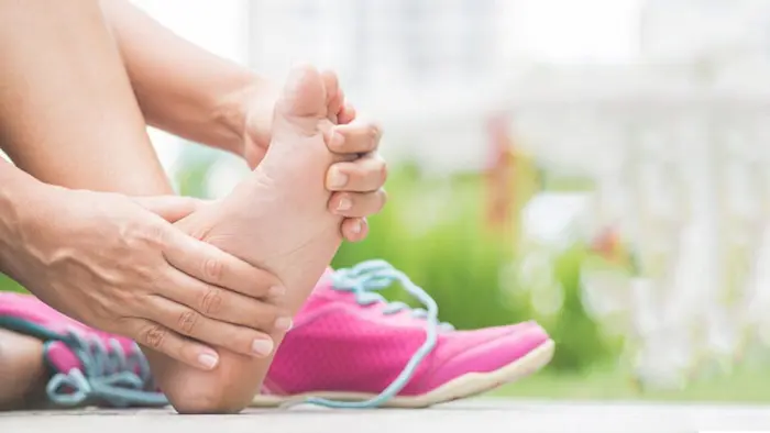 پوشیدن کفش نامناسب و ورم پا 54345435343