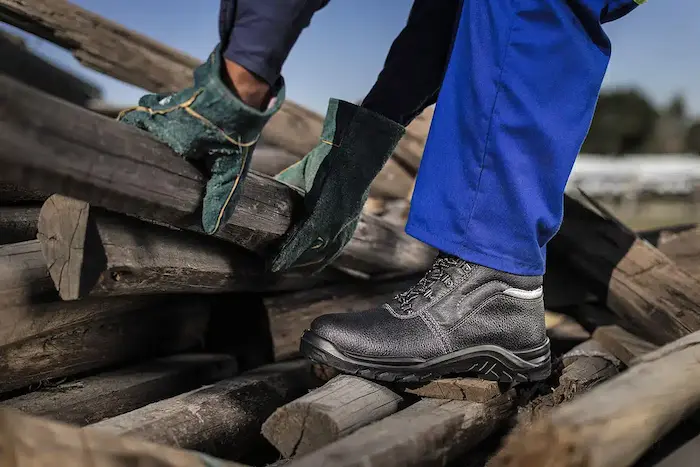 ویژگی های کفش ایمنی مناسب محیط کاری های سخت 54353454
