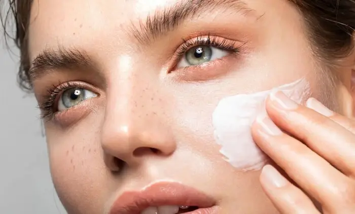 استفاده از آبرسان برای رفع تیرگی پوست 66754573