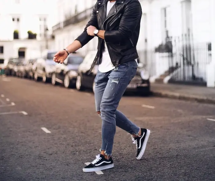 استایل با شلوار اسکینی آبی و کتونی مشکی 5634543534