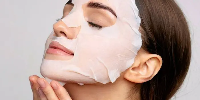 استفاده از ماسک ورقه ای روی صورت 43534543