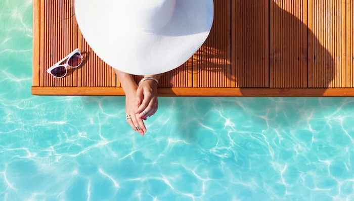 آفتاب گرفتن خانم لب ساحل 654654560