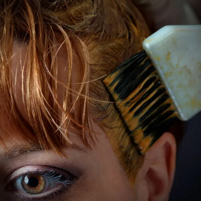 چسبیدن رنگ مو به پوست صورت 4534533