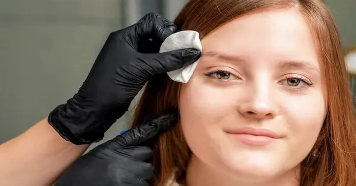 پاک کردن لکه رنگ از روی صورت خانم ها 45433432432