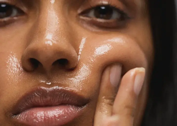 پوست چرب و براق روی پوست خانم ها 3453454354