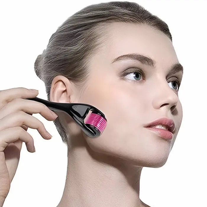 استفاده از درمارولر برای ماساژ صورت 68655657