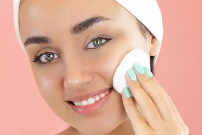 پاک کردن آرایش صورت با پد ایپک 436345345