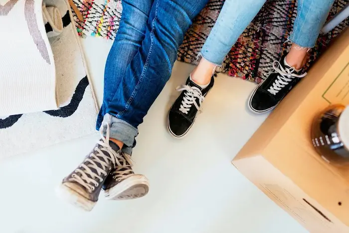 پوشیدن کتونی روی فرش 89876544