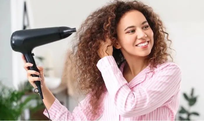 سشوار کشیدن موهای فر 877686