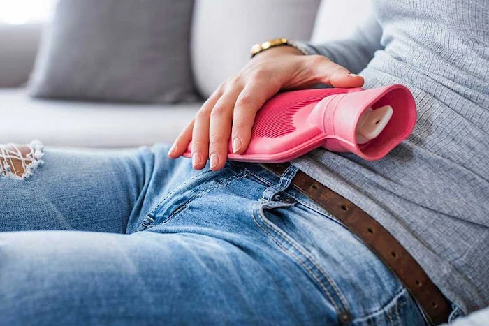 قرار دادن کیسه آبگرم روی شکم 3453424