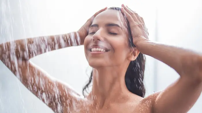 گرفتن دوش اب سرد 797789897