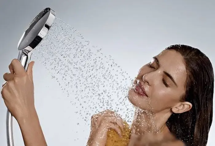 دوش اب سرد برای سلامت مو خانم ها 87987987