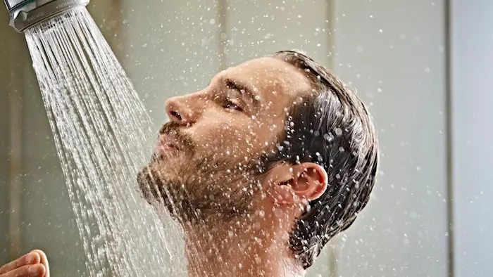 دوش اب سرد برای صورت اقایان 7898977