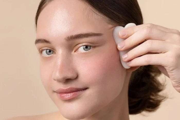 ماساژ با گواشا برای گردش خون در صورت 545341